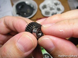 Axial(アキシャル)・SCX10・ジープ ラングラー G6 製作記 ～ トランスミッションの組み立て ～ ベアリングの組み込み